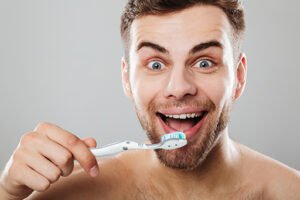 6 طرق لتنظيف الأسنان بشكل صحيح